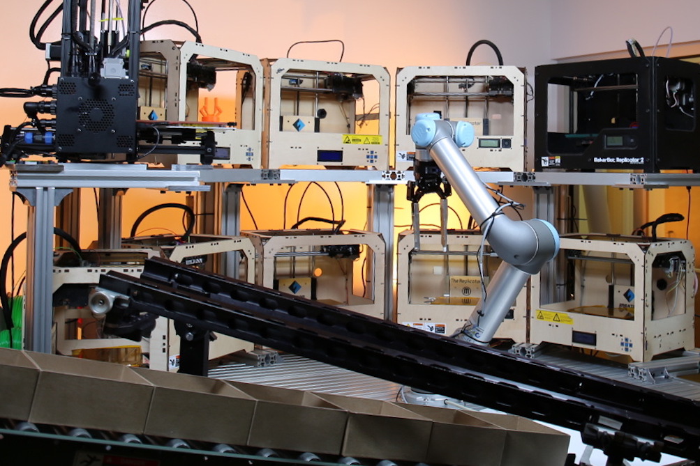 Робот станет управлять тридцатью 3D-принтерами - 1